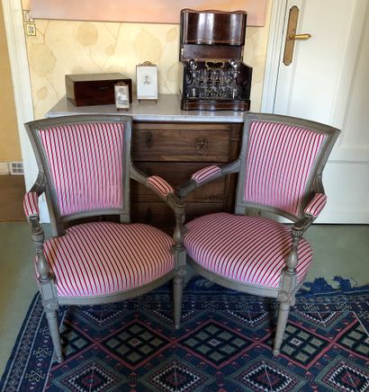 null Pair of grey relacquered wood armchairs 


Directoire period 


Small damages...