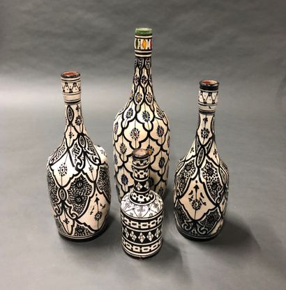null Set of four glazed terracotta bottles. 


North Africa


H. 43 cm for the largest...
