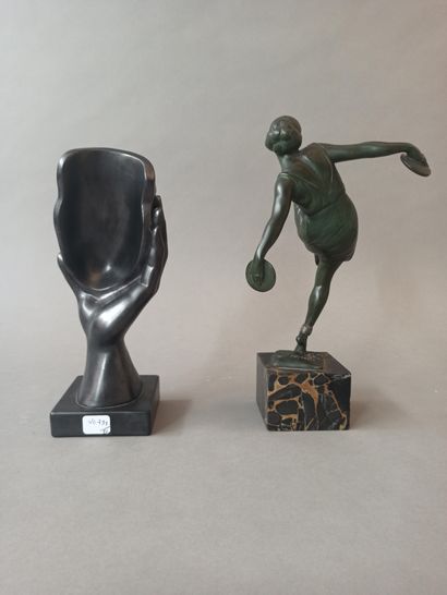 null Statuette en bronze à patine verte figurant une danseuse aux cymbales


Signé...