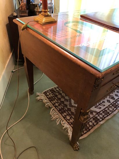 null Veneer desk with four drawers in the belt. 


Empire style


Small damages and...