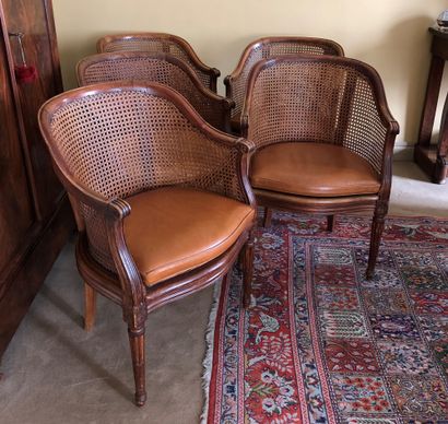 null Suite of five caned armchairs in natural wood and leather covers. 


Louis XVI...