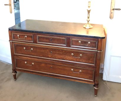 null Mahogany and mahogany veneer chest of drawers opening with three drawers, fluted...