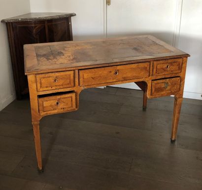 null Flat desk in veneer and marquetry opening with five drawers, sheath legs, leather...