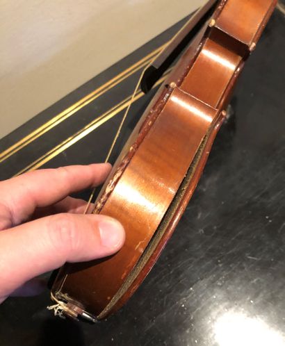 null Violin ¾ with bow in its case.


Small accidents