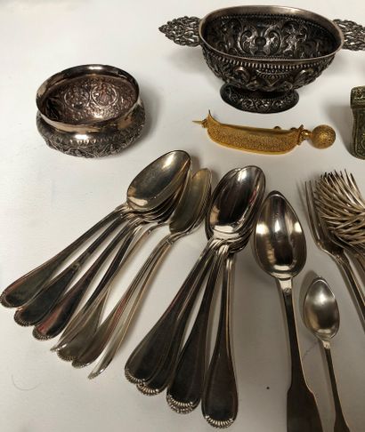 null Lot including :


In silver: Eleven place settings and a spoon in the model,...