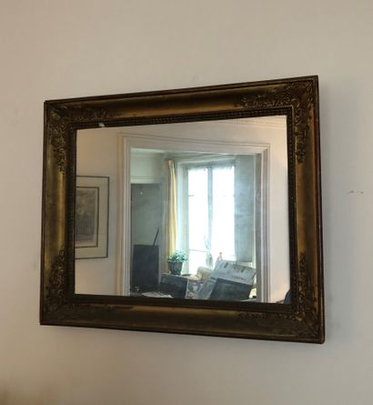null Lot de trois miroirs dans des encadrements en bois doré.


XIXème siècle 


84...