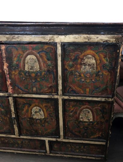 null Exotic wood lot with polychrome decoration, comprising :


- Low sideboard with...