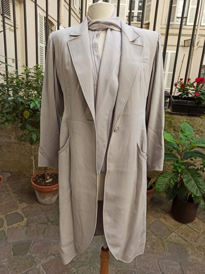  Un lot comprenant : 
- JEAN-LOUIS SCHERRER 
Chemier gris en crêpe avec veste longue...