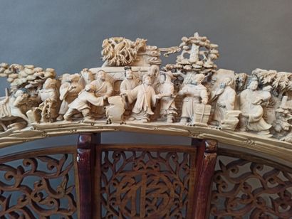 null Défense en ivoire sculptée et ciselée, à décor de nombreux personnages occupés...