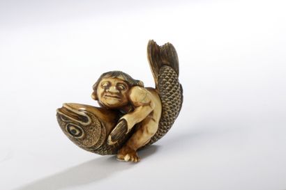 null Netsuke en ivoire, Kintoki (Kintaro) capturant une énorme carpe.


Signé Toyomasa...