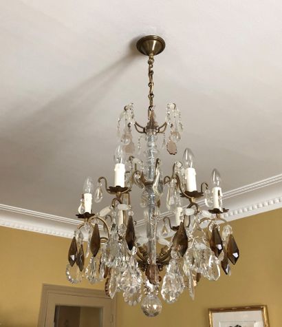 A six arms chandelier with crystal pendants....