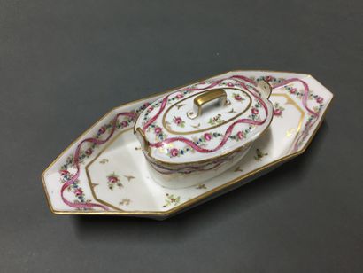 null PARIS


Oval butter dish on display adherent of form boat with polychrome decoration...