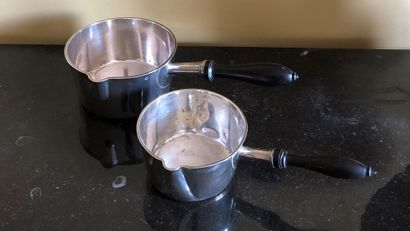 null Two silver pans, blackened wooden handles, shocks.


Gross weight : 228,6 g...