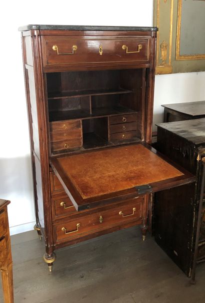 null Mahogany and mahogany veneer straight desk, opening with four drawers, three...