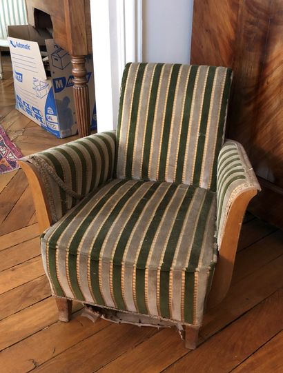  Child's armchair. Velvet upholstery. 
50 x 51 x 52 cm 
Accidents