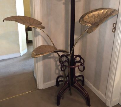 null Three lotus leaves in brass and gilt metal. 


Modern work.


H. 136 cm for...