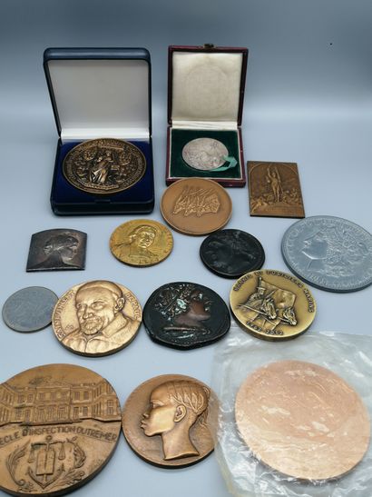 Lot de quatorze médailles en bronze, pièces...