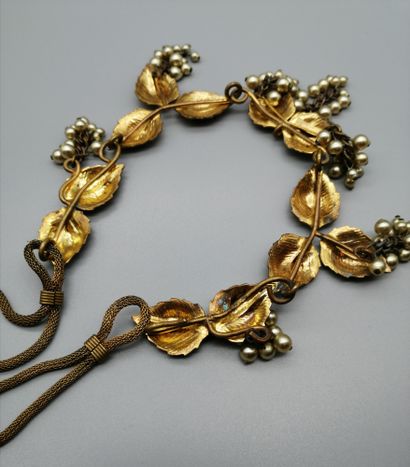 null SCHIAPARELLI 


Gold-plated metal set, consisting of a necklace and a brooch,...