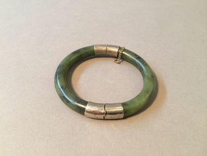  Bracelet jonc en jade néphrite, fermoir à cliquet en métal. 
D. 6 cm 
On y joint...