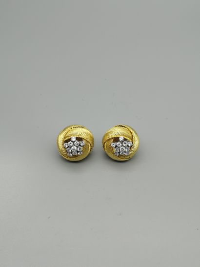 null MELLERIO dit MELLER


Paire de clips d’oreilles en or jaune 18K 750‰ et platine...