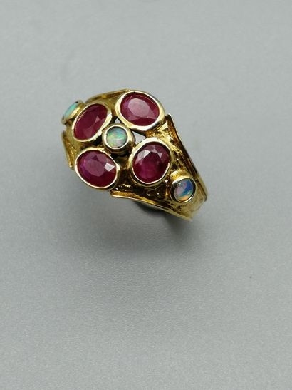 null An 18K yellow gold 750‰ ring, adorned with four oval-cut (treated) rubies and...
