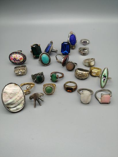 null Lot including :


A metal ring, adorned with a mother-of-pearl, a metal ring...