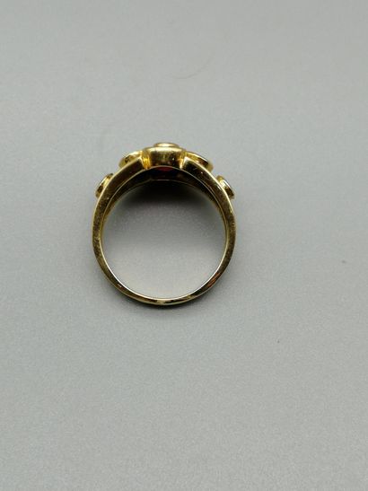 null Bague en or jaune 18K 750‰, ornée de quatre rubis (traités) de taille ovale...