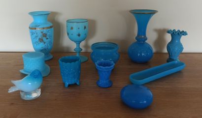 null Lot de onze pièces en verre opalin bleu dont vases, verre, coquetier, presse-papier...