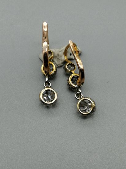 null A pair of so-called sleeper earrings in 18K three-tone gold 750‰, set with three...