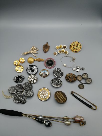 Lot including: 
- Two polished steel buttons...