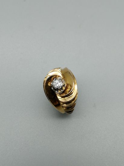  Bague tourbillon en or jaune 18K 750‰, ornée d’un diamant de taille ancienne. 
Traces...