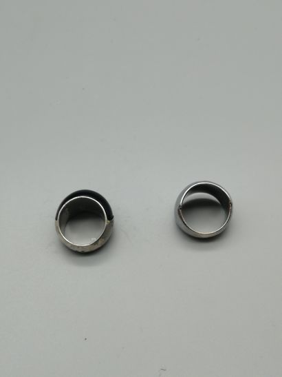 null Lot of two metal rings, one decorated with an onyx plate, the other with an...