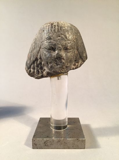 null Head of a character with a striated hairstyle. Grano-diorite ?. Visible lacunae....