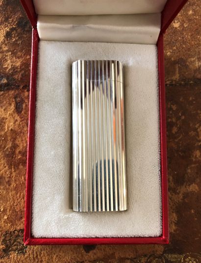 null Must lighter by CARTIER


In silver plated metal, in its original box.


H :...