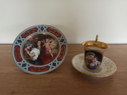 null Tasse et sous-tasse en porcelaine à décor peint d'une vierge à l'enfant. 


XIXème...