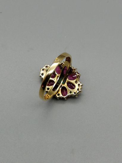 null Bague en or jaune 18K 750‰, en forme de marguerite, composée de saphirs roses...