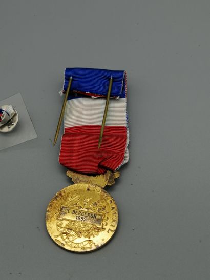 null Lot comprenant : 


-	Une Légion d’honneur en argent 2nd titre 800‰, émaillée.


Manques


-	Des...