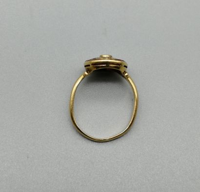 null Bague en or deux tons 18K 750‰, au centre une étoile à 8 branches sertie d’un...