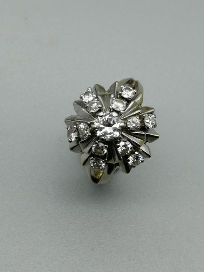 null Bague dôme en or gris 18K 750‰, ornée de diamants de taille brillant, dont un...