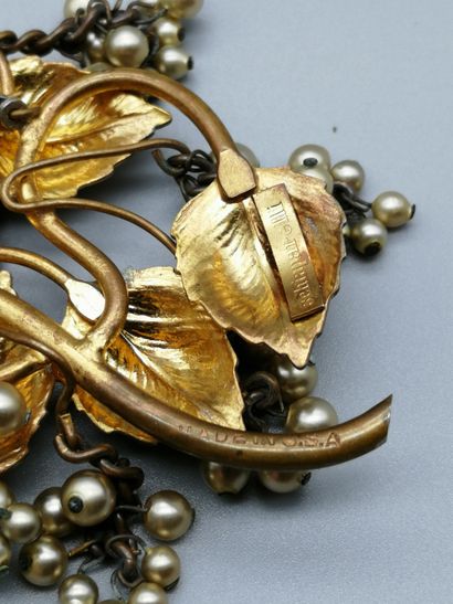 null SCHIAPARELLI 


Parure en métal doré, composée d'un collier et d'une broche,...