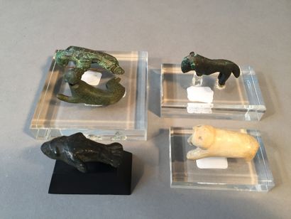 null Lot composé de 3 statuettes de félins stylisés et de deux mammifères marins(...