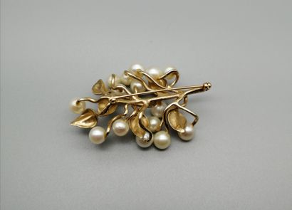 null Brooch in 14K yellow gold 585‰, in the form of a branch, adorned with cultured...