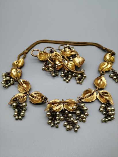 null SCHIAPARELLI 


Gold-plated metal set, consisting of a necklace and a brooch,...