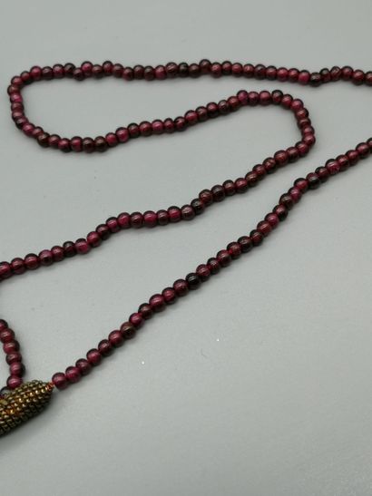 null Indian necklace made of garnet beads mounted on wire, finished with a silk and...