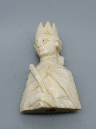 null Lot including : 


- A carved bone bust of a king wearing the mantle, scepter...