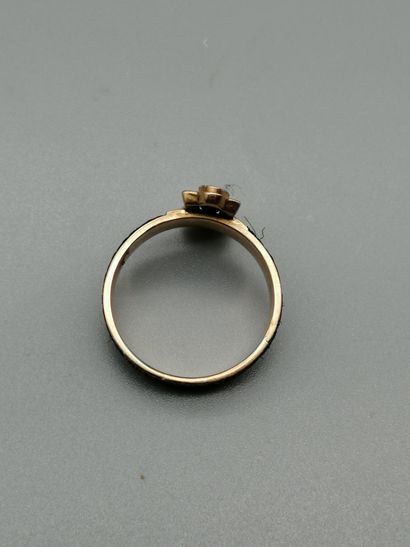 null 9K yellow gold ring 375‰, ring surrounded by braided hair, in the center two...