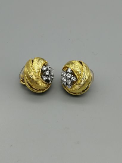 null MELLERIO dit MELLER


A pair of 18K yellow gold 750‰ and platinum 800‰ ear clips,...