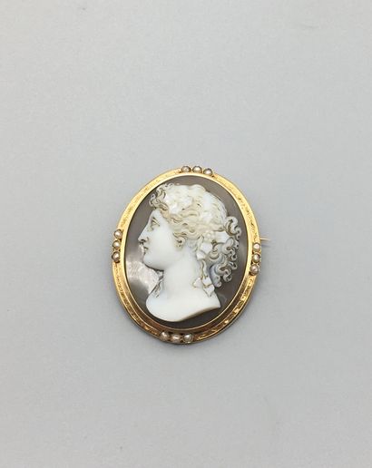 null An 18K yellow gold 750‰ brooch, oval in shape, adorned with a cameo on agate,...
