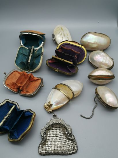 null Lot including : 


- Five mother-of-pearl, bone, brass and pewter purses. Wear...