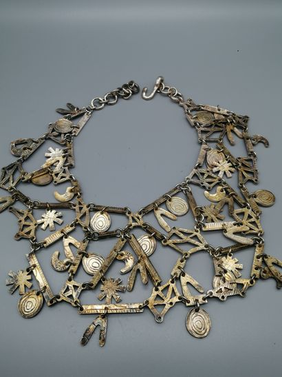 null Lot de 3 colliers fantaisie : 


-	MIRIAM ASKELL 


Collier draperie en métal...